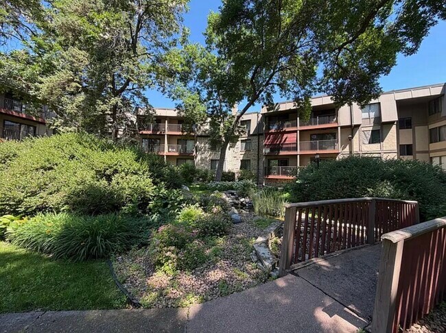 Foto del edificio - 2200 Nevada Ave S