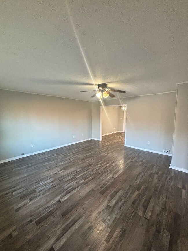 Foto del edificio - Newly Updated 4bd/3bth in Seymour!