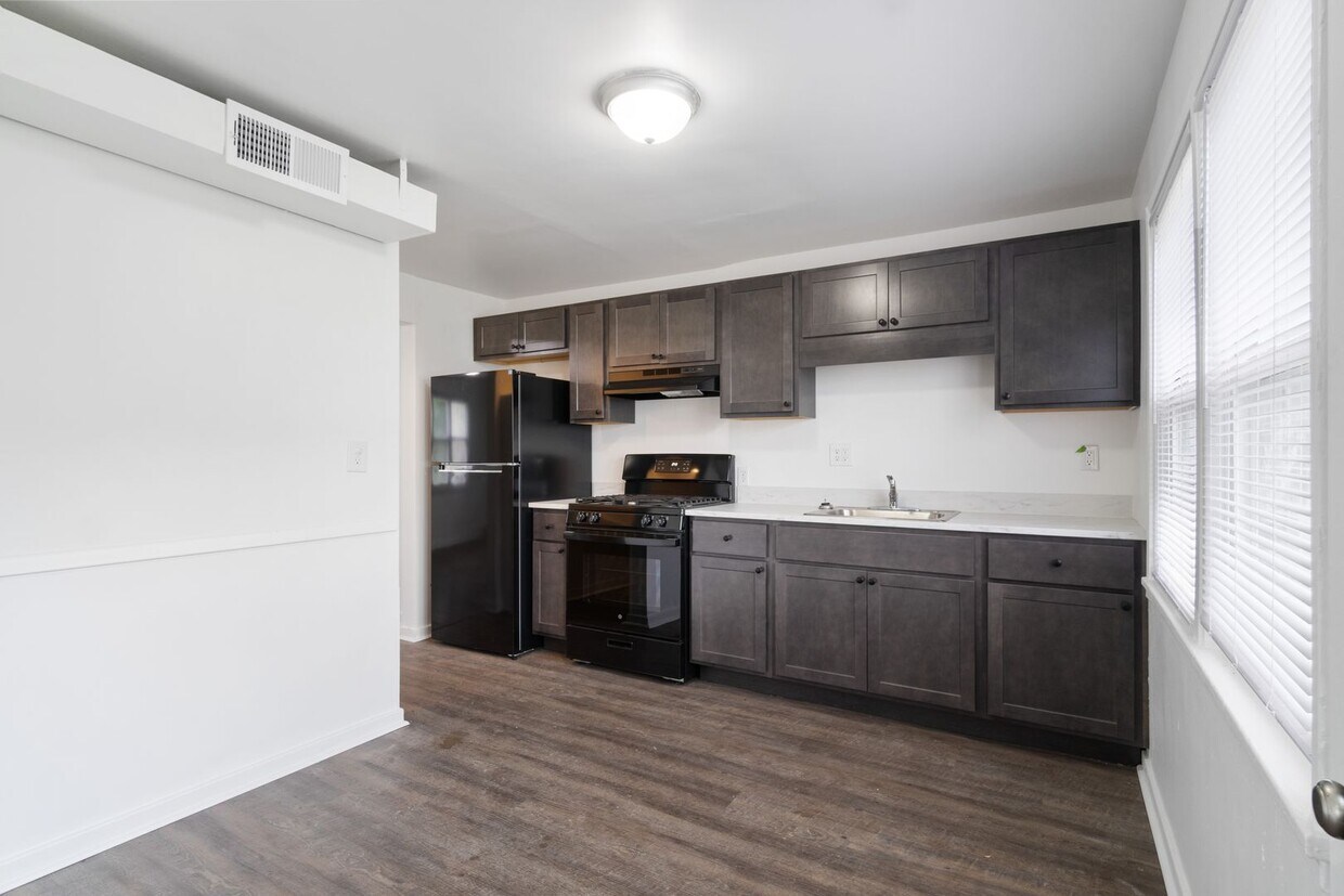 Foto principal - 3 Bedroom Townhouse in Midland, PA!! Apply...
