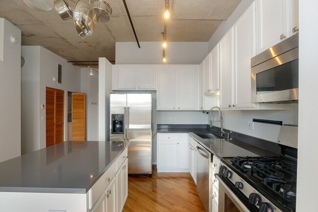 Building Photo - 6 S Laflin St