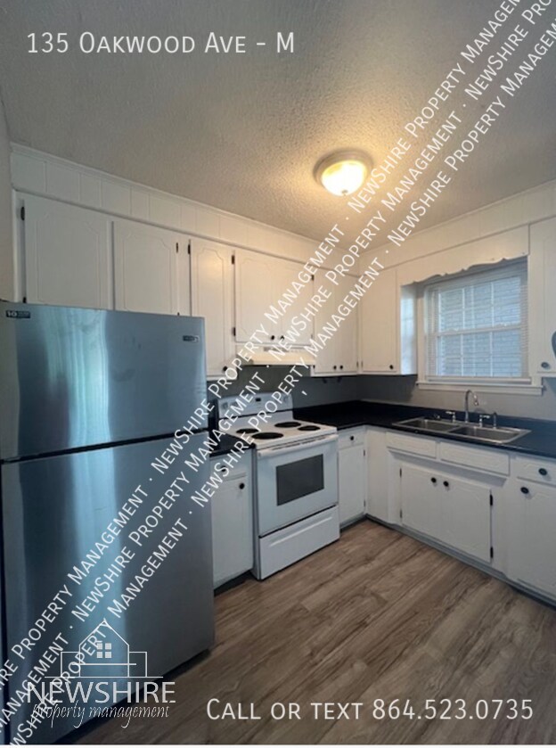 Foto del edificio - 135 Oakwood Ave