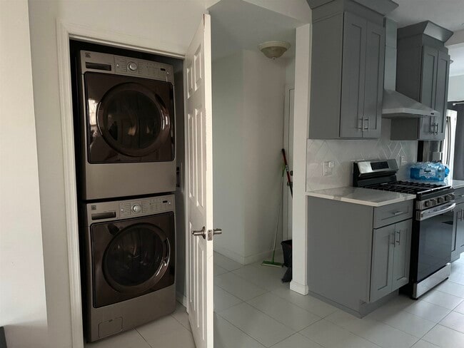 Building Photo - 143 W 2nd St