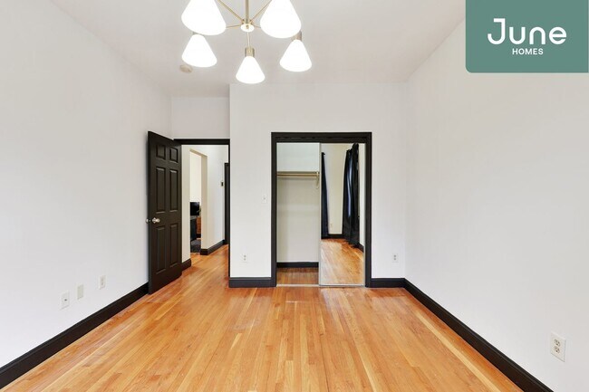 Building Photo - Queen room in 4-bed/2.5-bath Home
