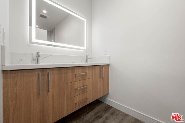 Foto del edificio - 1290 1/2 South Sherbourne Drive Apt #1920, Los Angeles, CA 90034 - 5 BR 4 BA house