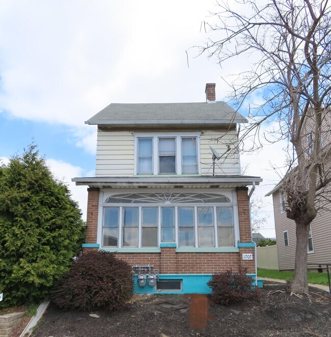 Building Photo - 1707 Main St