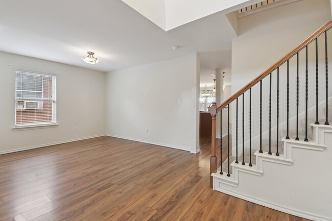 Building Photo - 2114 Iroquois Dr