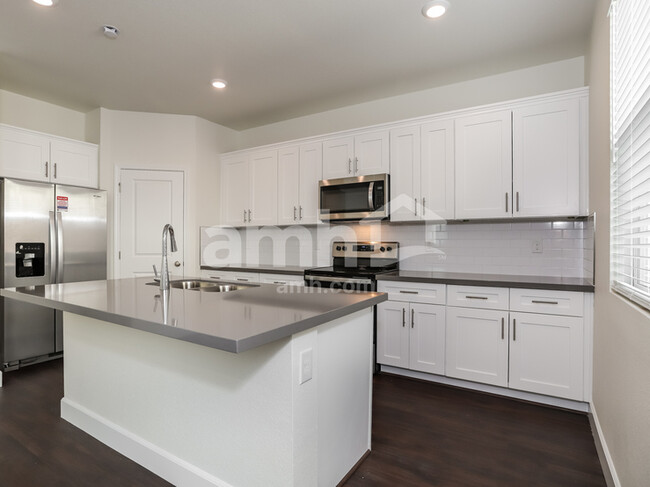 Foto del edificio - 1528 N Garnet Creek Ave