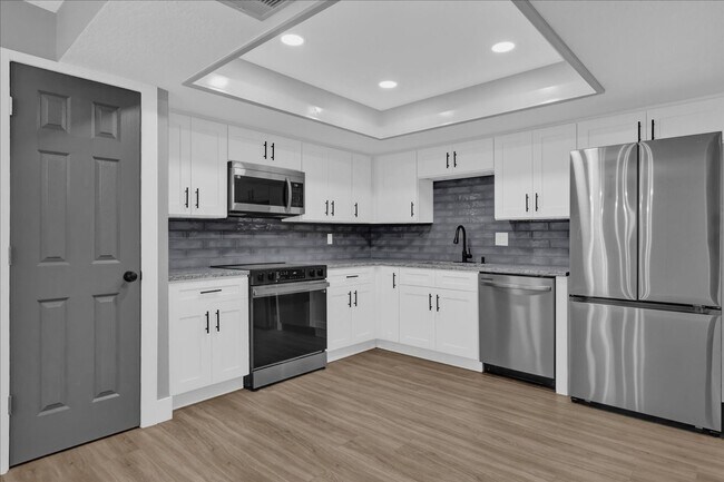 Foto del edificio - FOR RENT!! SIMPLY STUNNING 4 BED 2 BATH PO...