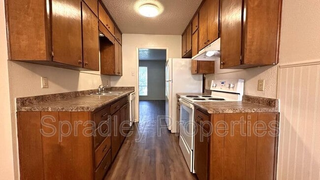 Building Photo - 405B Cheyenne Dr