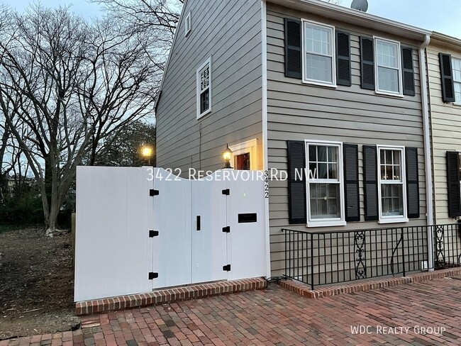 Foto del edificio - 3422 Reservoir Rd NW