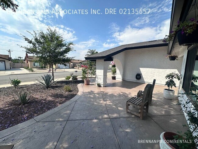 Building Photo - Charming 3-Bedroom Home in Escondido: Mode...