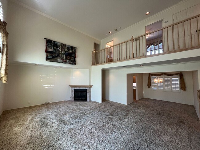 Building Photo - AVAILABLE NOW! 3BR w/upgraded kitchen, ope...