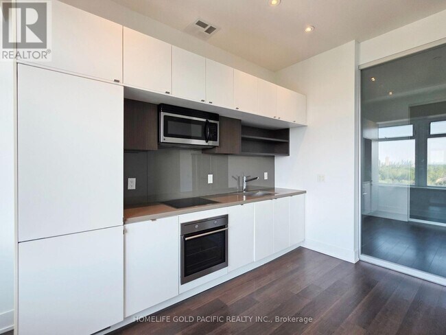 Photo du bâtiment - 111 St Clair Ave W