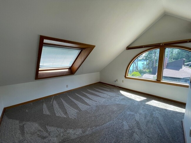 Building Photo - Lovely, Spacious Home with Stunning view o...