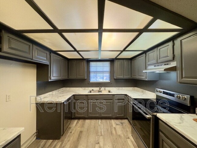 Foto del edificio - 6604 E 79th St