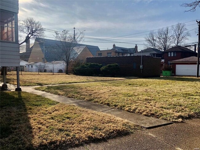 Building Photo - Very large and private 1 bedroom unit clos...