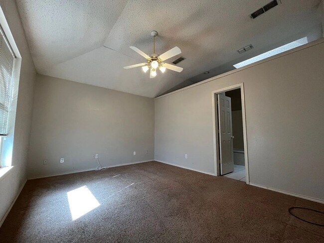 Building Photo - 3 bedroom 3 bathroom in Frenship ISD!