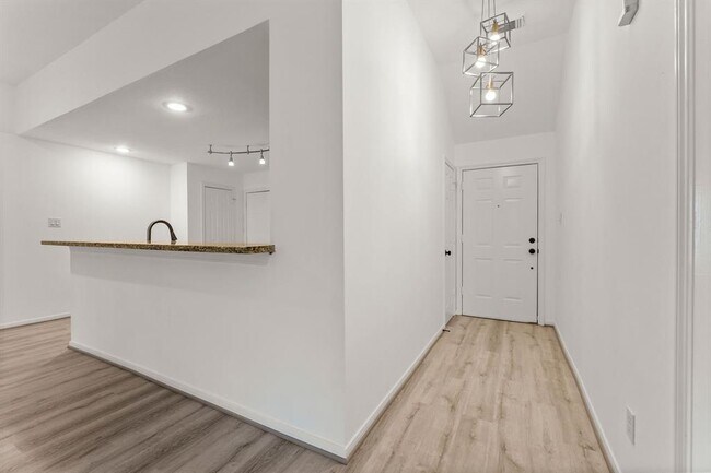 Foto del edificio - 351 Fantasy Ln