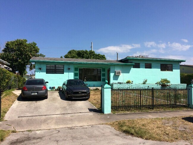 Foto del edificio - 19541 NW 7th Ct