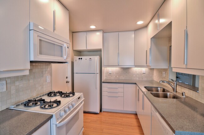 Building Photo - 2947 McKinley Dr