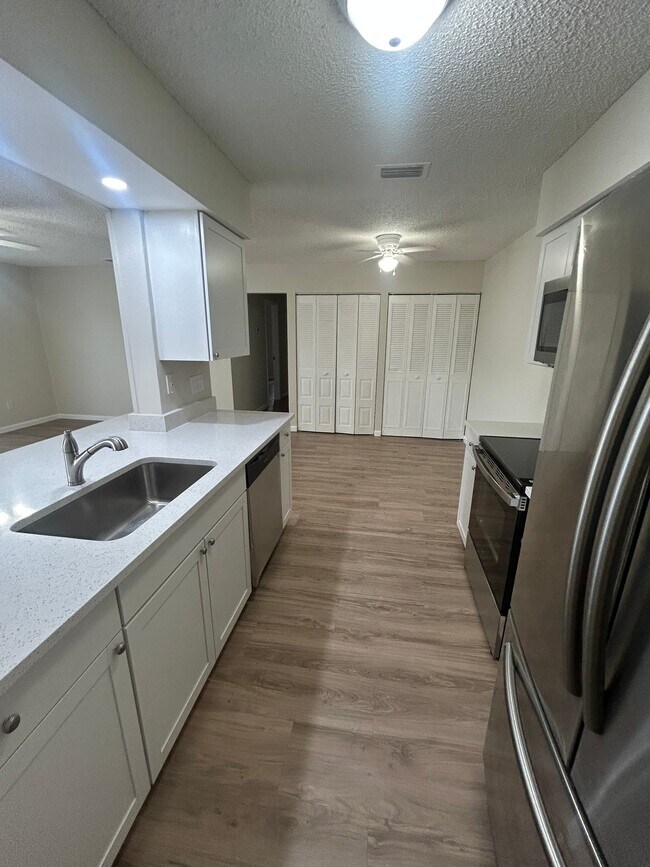 Foto del edificio - 4015 Cinnamon Cir