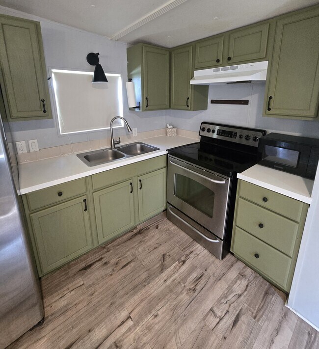 Foto del edificio - 8827 Deerwood Dr