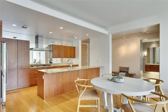 Building Photo - 210 Lee Barton Dr