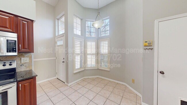 Foto del edificio - 1738 Chandelier Cir E