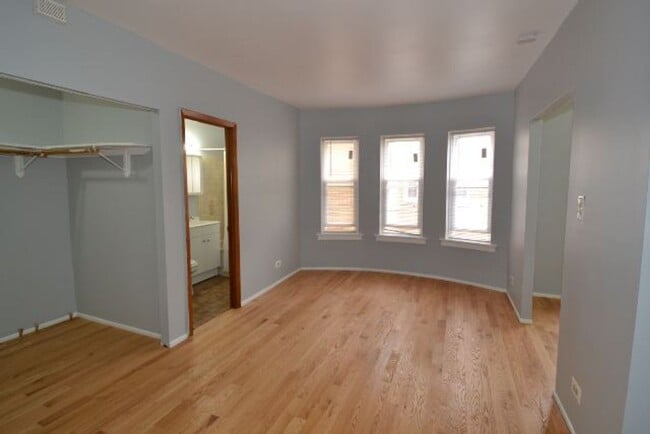 Interior Photo - 4501-4515 N Malden St