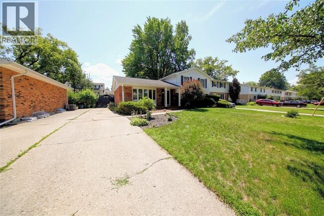 Building Photo - 883 Assiniboine Crescent
