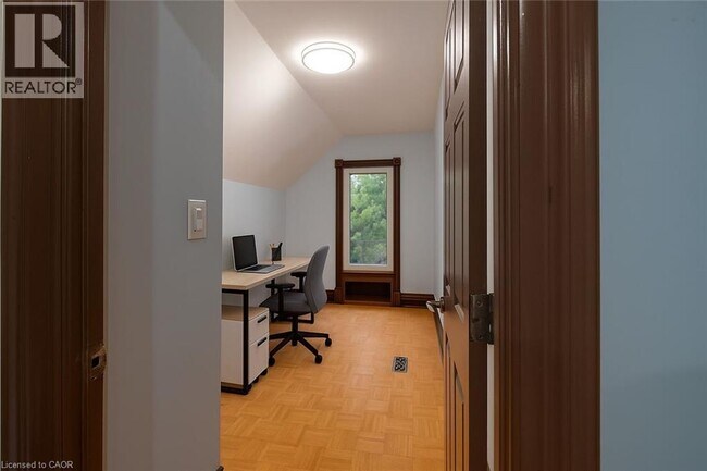 Photo du bâtiment - 41 Park Hill Rd E