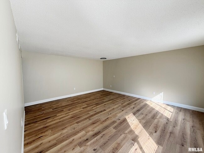 Building Photo - 3440 Villa Ridge
