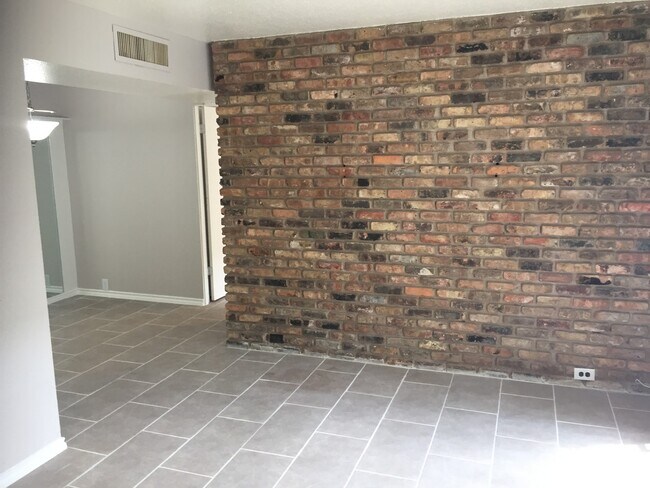 Building Photo - 2101 Fountain View Dr
