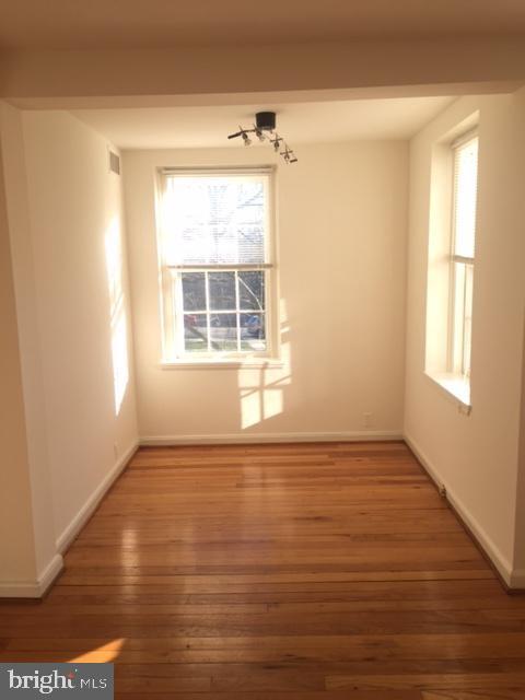 Foto del edificio - 3861 Newark St NW