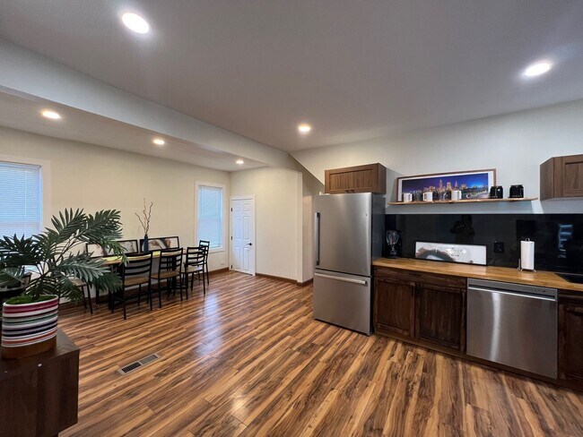 Building Photo - Detroid Shoreway Renovated  4 Bedroom, 2 B...