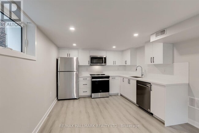 Building Photo - 979 Avenue Rd
