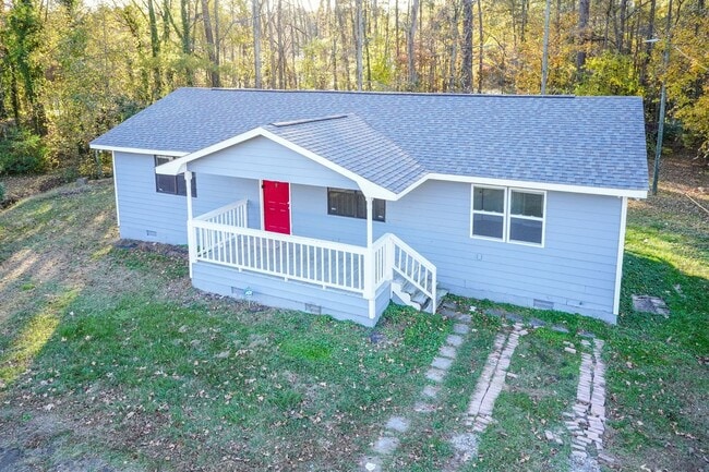 Building Photo - Three Bedroom Home!