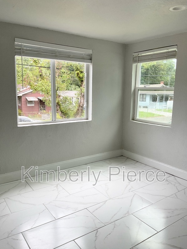 Foto del edificio - 1356 W 24th St