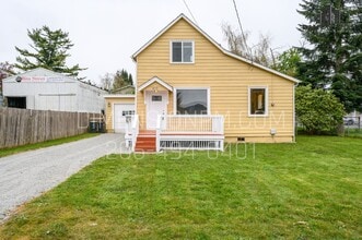 Building Photo - 217 W Woodworth St