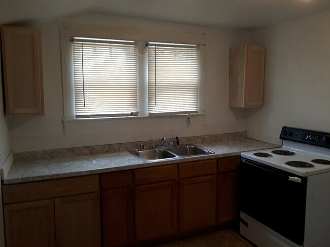 Kitchen - 2525 36th Ave N