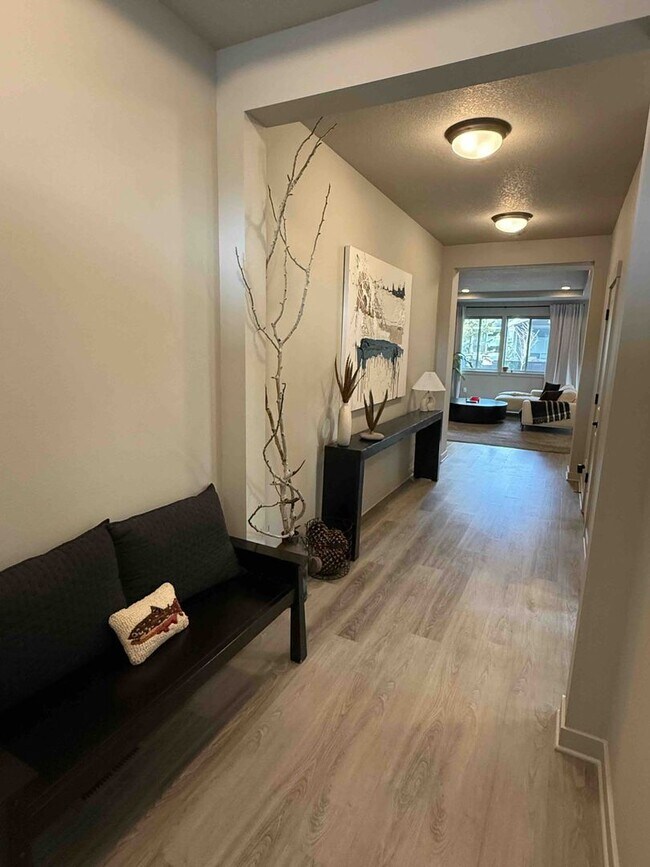 Foto del edificio - Immaculate 3-Bedroom Home with Open Layout in Crescent Creek