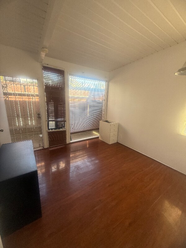 Foto principal - 8401 Darby Ave