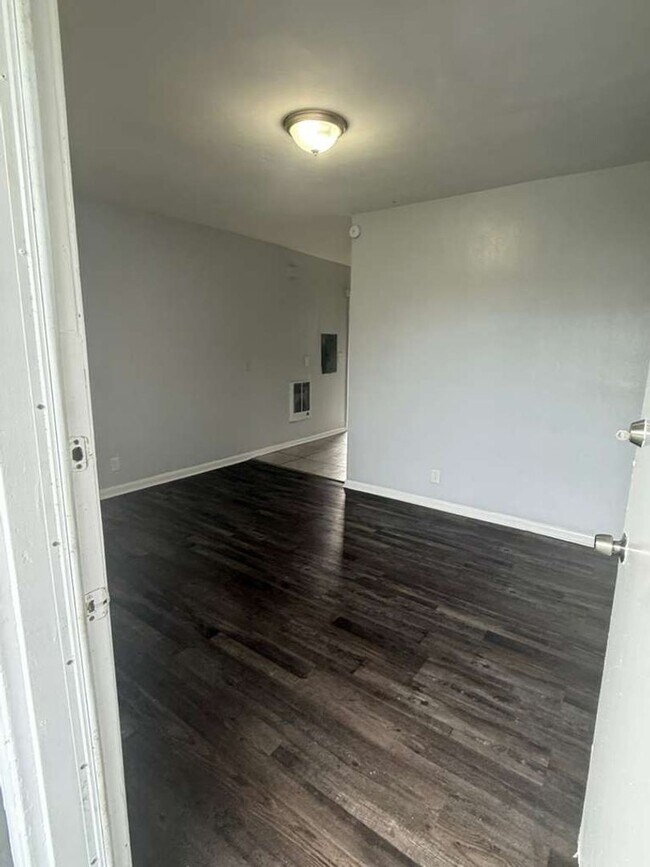 Foto del edificio - 1305 W 6th St