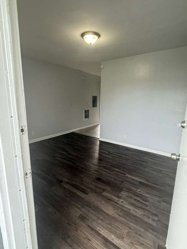 Building Photo - 1305 W 6th St