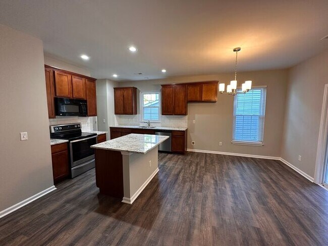 Building Photo - 4 bedroom 2.5 Bath