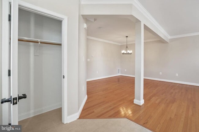 Foto del edificio - 401 Yorkshire Ridge Ct