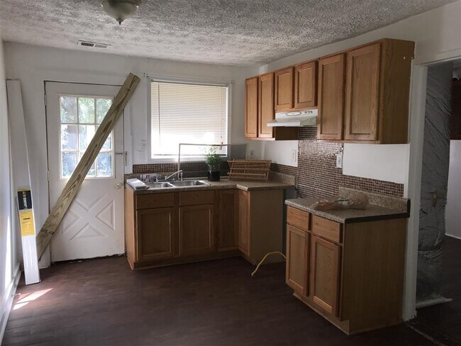Building Photo - 208 Williams St