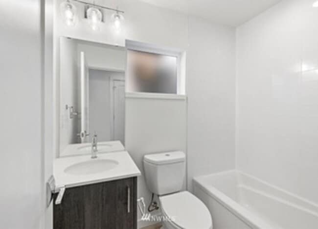 Building Photo - Greenlake 2bed / 2bath Townhouse