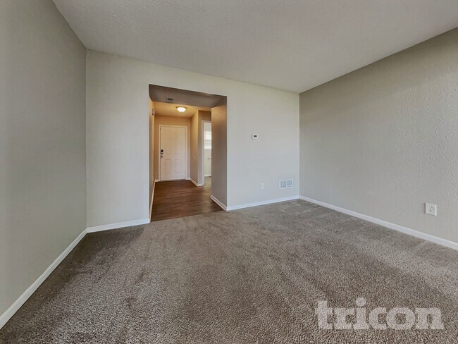 Foto del edificio - 7152 Kimble Dr