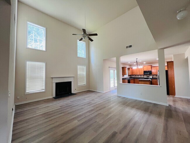 Foto del edificio - 870 Bishops Run Ln